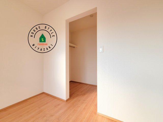 児湯郡北高鍋第1-2棟（B号棟）の収納|洋服や大きな荷物が多い方や人数の多いご家族などは、一般的なクローゼットよりもウォークインクローゼットのほうが使い勝手が良いです。