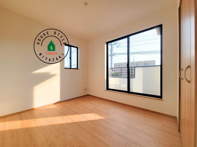 児湯郡北高鍋第1-2棟（B号棟）の洋室|柔らかい陽光が差し込む明るいお部屋を演出する設計。彩光の取れる窓が気持ちの良いお部屋を創り上げます。