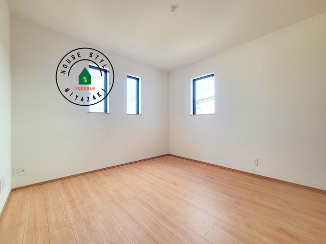 児湯郡北高鍋第1-2棟（B号棟）の子供部屋|穏やかな光が差し込む室内には、穏やかな時間が流れます。