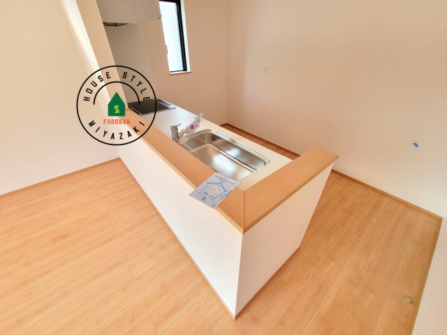 児湯郡北高鍋第1-2棟（B号棟）のダイニング|会話が弾む場所として居心地の良いリビングです。