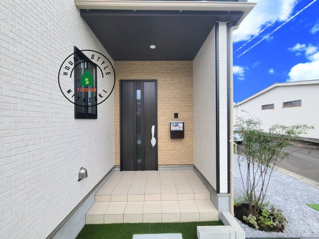 児湯郡北高鍋第1-2棟（B号棟）の玄関|おでかけの時も帰った時も、「我が家」を最初に感じでもらえる素敵な空間に。