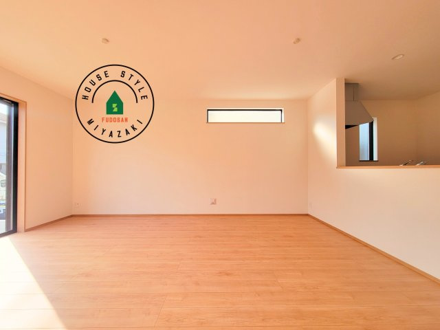 児湯郡北高鍋第1-2棟（B号棟）の居間・リビング|キッチンからリビングをしっかり確認できます。家族の笑顔があふれる空間になりそうですね。