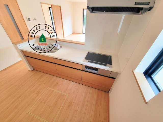 児湯郡北高鍋第1-2棟（B号棟）のキッチン|ダイニングテーブルへの配膳がラクラク、お料理はかどるカウンター付きシステムキッチン！