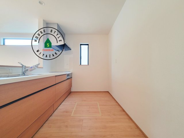 児湯郡北高鍋第1-2棟（B号棟）のキッチン|明るいキッチン作業スペースを多くとりました。ご夫婦でキッチンに立っても調理がしやすい広さです。食器類もすっきりと片付く収納は魅力的です。