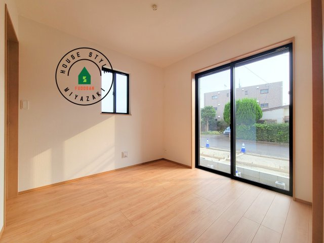 児湯郡北高鍋第1-2棟（B号棟）の洋室|将来的に、琉球畳を引きまして和室風にすることも可能です。