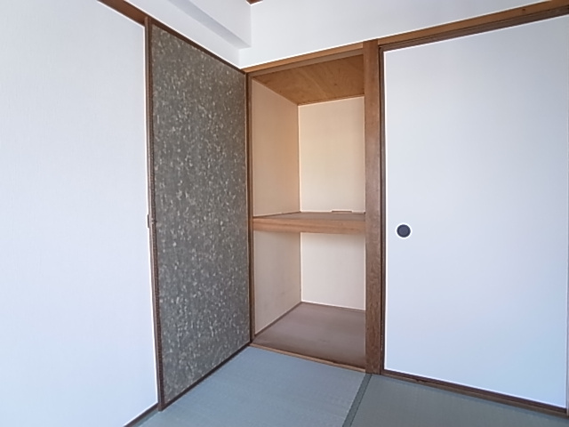 神戸市長田区萩乃町２丁目の賃貸マンションの収納