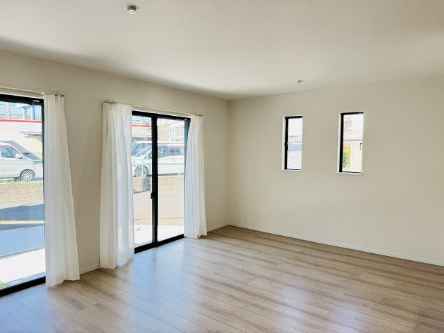 八王子市　上壱分方町　新築一戸建ての居間・リビング|～17.37帖の明るく開放感のあるLDK、家族団欒の時間をお過ごしいただけます～