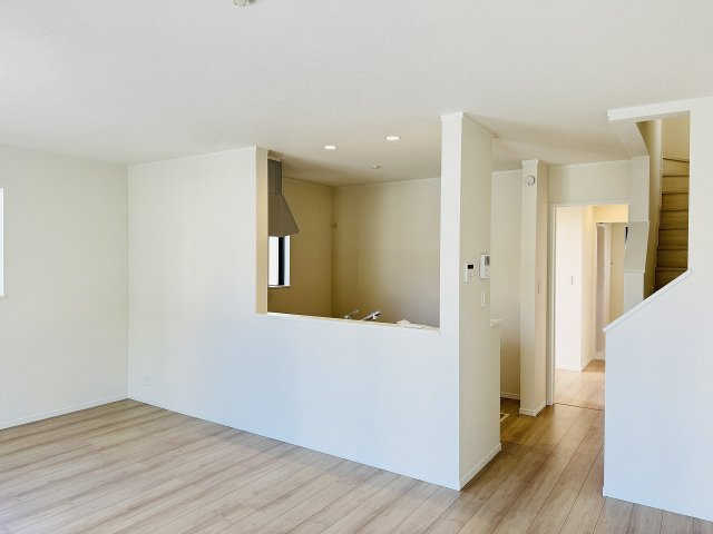 八王子市　上壱分方町　新築一戸建ての居間・リビング|～17.37帖の明るく開放感のあるLDK、家族団欒の時間をお過ごしいただけます～