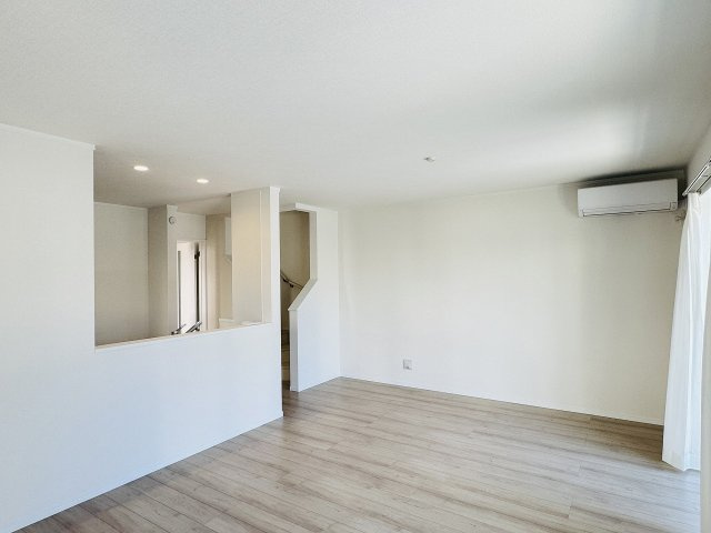 八王子市　上壱分方町　新築一戸建ての居間・リビング|～17.37帖の明るく開放感のあるLDK、家族団欒の時間をお過ごしいただけます～