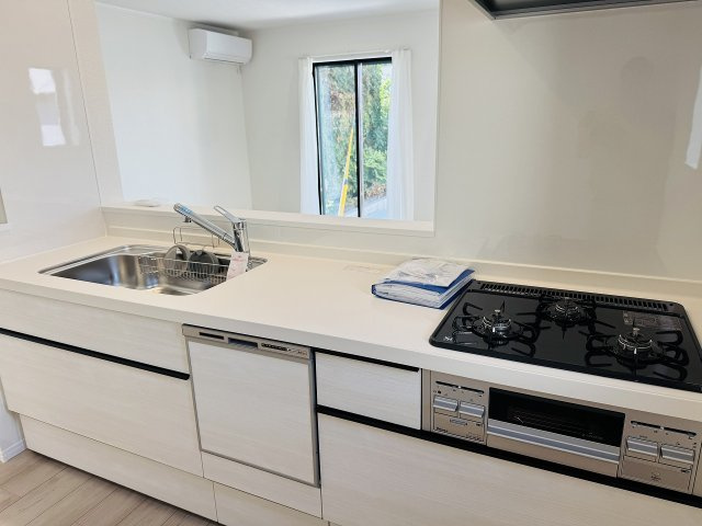 八王子市　上壱分方町　新築一戸建ての内装|～リビング側の家族とコミュニケーションをとりやすいキッチンです～