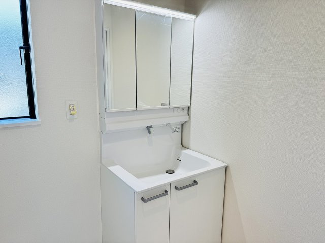 八王子市　上壱分方町　新築一戸建ての独立洗面台|～３面鏡付きの独立洗面台　細々している物をスッキリ収納出来ます～