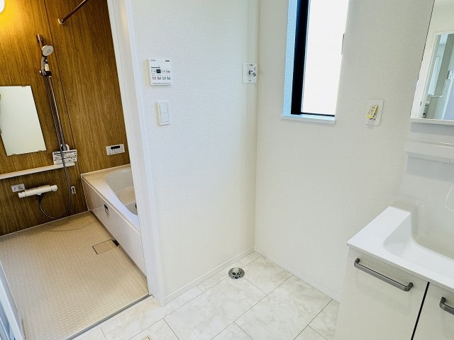 八王子市　上壱分方町　新築一戸建ての脱衣所|～窓付きで明るい洗面所　換気もしやすいです～