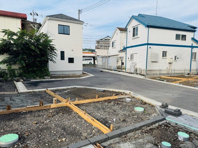 八王子市　上壱分方町　新築一戸建ての前面道路含む現地写真|～南側5.06ｍ・西側4.5ｍ・北4.5ｍ道路に面しています～