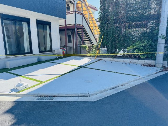 八王子市　上壱分方町　新築一戸建ての駐車場|～並列2台駐車可能カースペース　北側にも1台分、計3台駐車可能です～