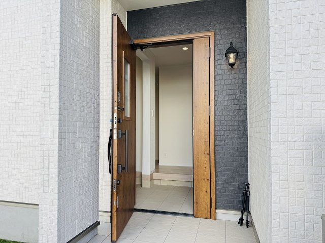 八王子市　上壱分方町　新築一戸建ての玄関|～玄関は安心のWロックキーを採用～