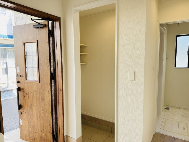 八王子市　上壱分方町　新築一戸建ての玄関|～シューズインクローク付き　物が溢れがちな玄関をスッキリとした状態に保てます～
