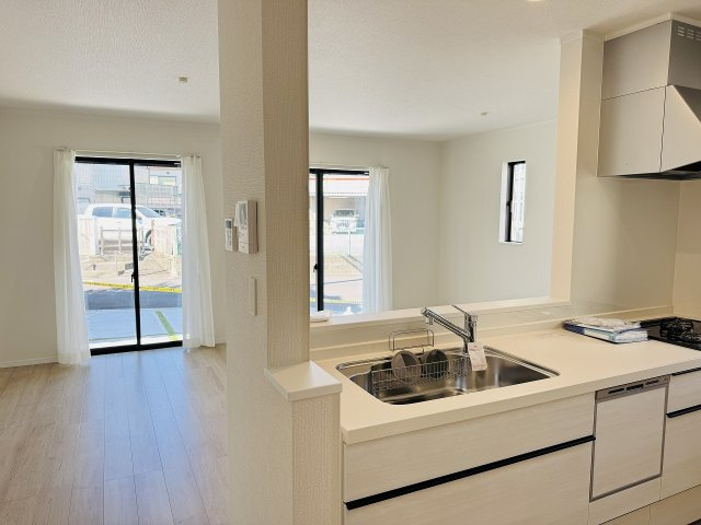 八王子市　上壱分方町　新築一戸建ての居間・リビング|～17.37帖の明るく開放感のあるLDK、家族団欒の時間をお過ごしいただけます～