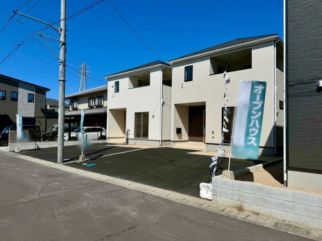 野洲市六条2号棟　新築戸建ての前面道路含む現地写真