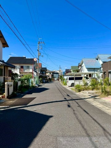 野洲市六条2号棟　新築戸建ての前面道路含む現地写真
