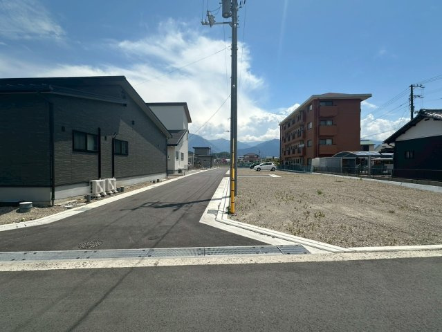 新居浜市宇高町１丁目の売地の前面道路含む現地写真
