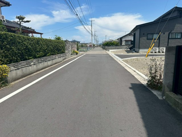 新居浜市宇高町１丁目の売地の前面道路含む現地写真