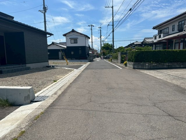 新居浜市宇高町１丁目の売地の前面道路含む現地写真