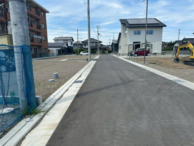 新居浜市宇高町１丁目の売地の前面道路含む現地写真