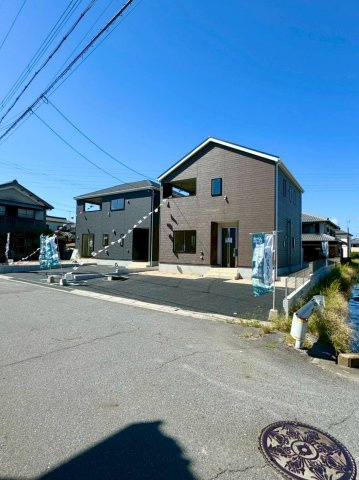 野洲市六条3号棟　新築戸建ての前面道路含む現地写真