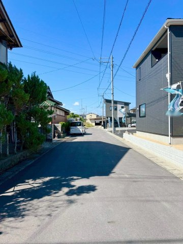 野洲市六条3号棟　新築戸建ての前面道路含む現地写真