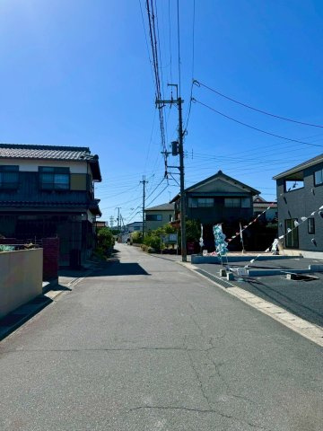 野洲市六条3号棟　新築戸建ての前面道路含む現地写真