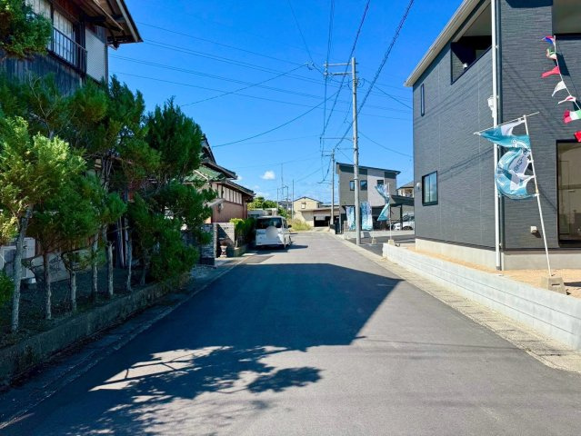 野洲市六条3号棟　新築戸建ての前面道路含む現地写真