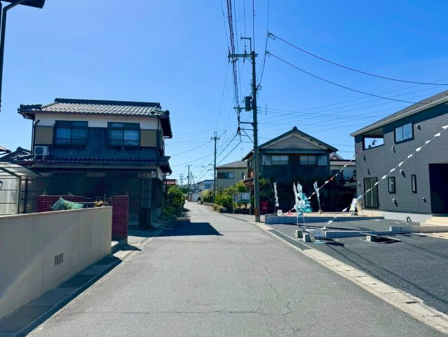 野洲市六条3号棟　新築戸建ての前面道路含む現地写真