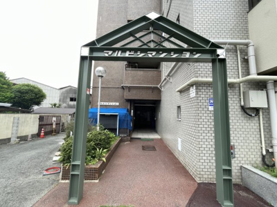 【エントランス】 | マルビシマンション | シンプルなデザインのエントランスです