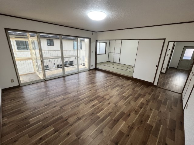 山形市下条町2丁目の洋室|1/12撮影　1階寝室　たっぷり収納♪
