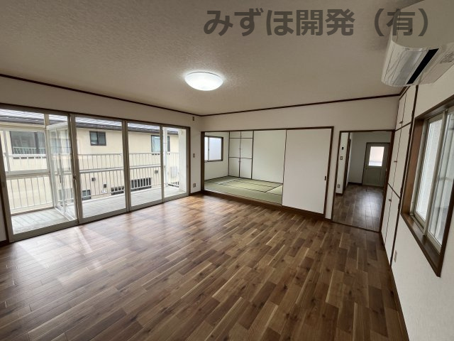 山形市下条町2丁目の居間・リビング|1/12撮影　2階居間・リビング(別角度)
　