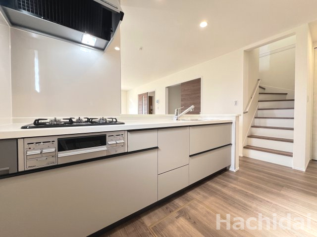 高浜市田戸町2丁目　新築一戸建のキッチン|リビングで遊ぶお子様を見守りながらお料理ができる人気のカウンターキッチンです