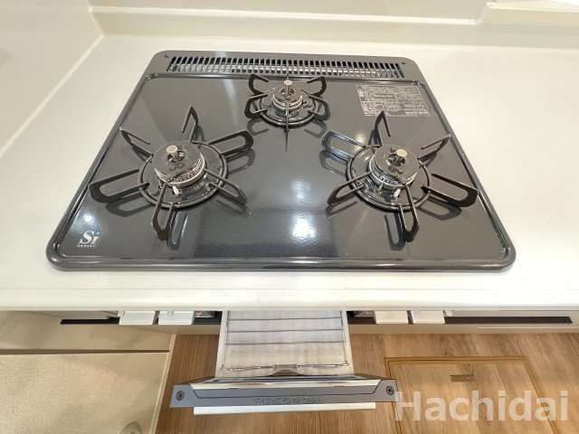 高浜市田戸町2丁目　新築一戸建のキッチン|1度にたくさんのメニューが作れる3口コンロ付のシステムキッチンです♪