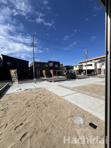 高浜市田戸町2丁目　新築一戸建の庭|明るい日差しが差し込む大きな窓からは前面の駐車所と庭を眺めることができます