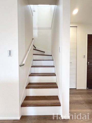 高浜市田戸町2丁目　新築一戸建の内装|キッチンの目の前は階段で、「おはよう」「行ってきます」「おかえりなさい」などの自然なコミュニケーションが生まれます