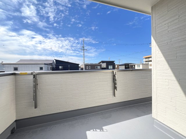 高浜市田戸町2丁目　新築一戸建のバルコニー|奥行きのある南側のバルコニーでは一度にたくさんの洗濯物を干すことができます♪