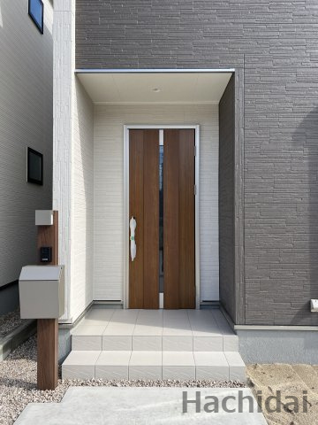 高浜市田戸町2丁目　新築一戸建のエントランス|シンプルでモダンなエントランスホールです。訪れる方を心地よく迎えてくれます。
