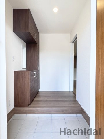 高浜市田戸町2丁目　新築一戸建の玄関|落ち着いた色味の家具で上質感漂う玄関とホールです。