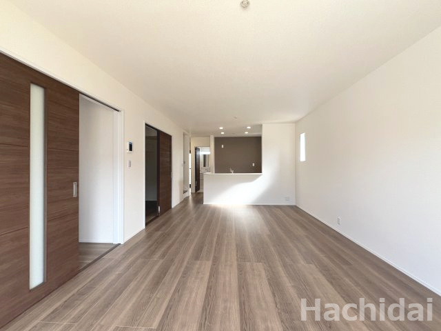 高浜市田戸町2丁目　新築一戸建の居間・リビング|広々とした19.5帖のLDKは家族が自然と集まります。家族と過ごす時間を大切にしたい方にぴったりの明るくゆとりある住空間です。