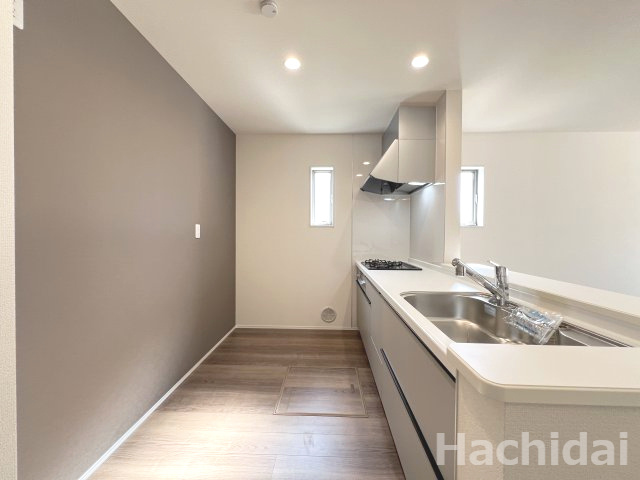 高浜市田戸町2丁目　新築一戸建のキッチン|キッチンはアッシュカラーの壁紙です。流行色でありながら上質な印象です。