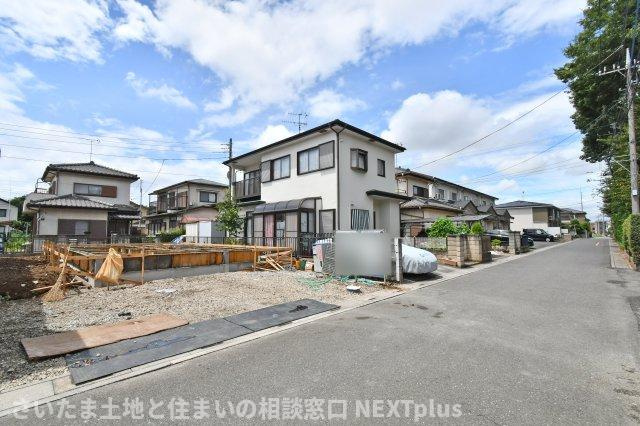 伊奈町小室８期全１棟の前面道路含む現地写真|コメリが徒歩６分圏内、スギドラッグが徒歩７分圏内と、ちょっとしたお買い物がお近くで済ませることが出来ます。小学校まで徒歩１１分圏内なので、小さなお子様の毎日の通学も安心して見守ることができます。