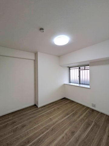 サーパス東古松の洋室|洋室4.5畳の様子です。