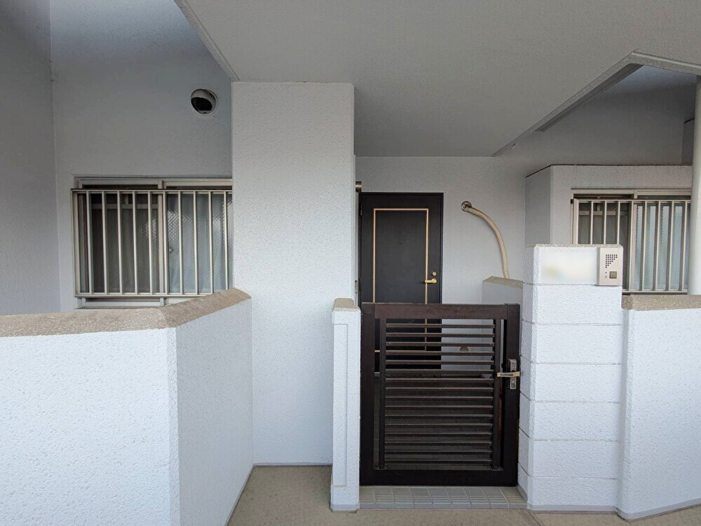 サーパス東古松のその他共用部分|◆ポーチ付きの玄関です。