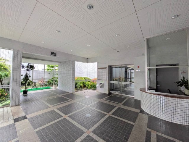 サーパス東古松のエントランス|◆開放感のある明るいエントランスです。