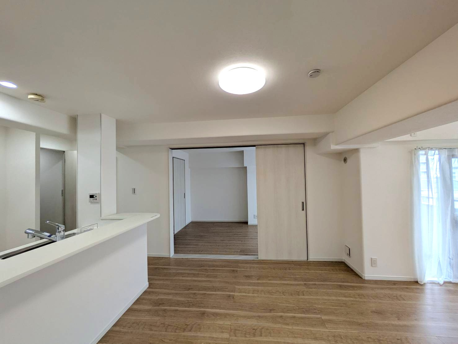 サーパス東古松の居間・リビング|◆別角度からのLDK17.4畳の様子です。