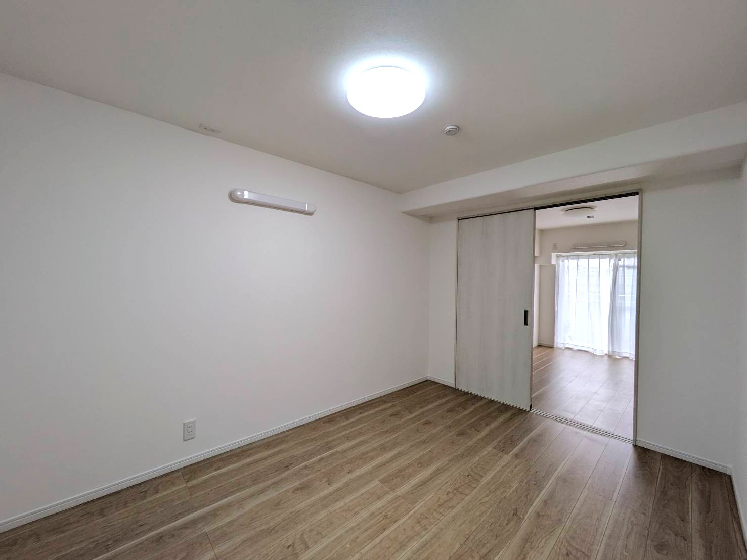 サーパス東古松の洋室|◆中洋室6畳の様子です。